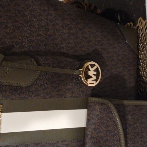 Michael Kors Large Eva Shoulder Tote Bag with wristlet Brown / Olive SOLD, SOLD, - Picture 4 of 16